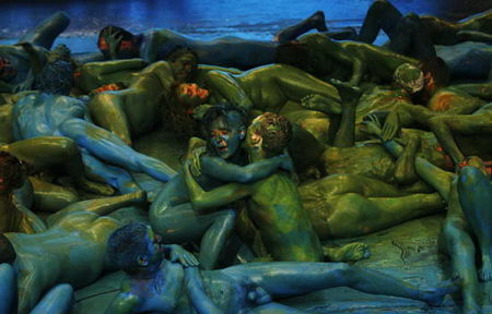 图文:青年男女表演行为艺术