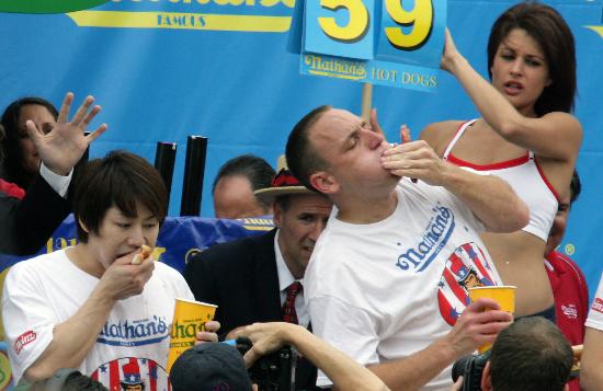 图文:纽约吃热狗大赛诞生新科大胃王(1)