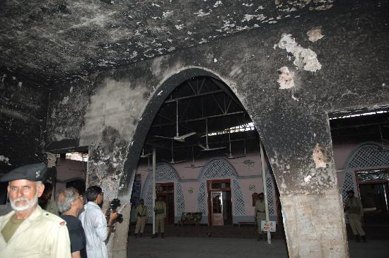 图文:祷告大厅墙壁和顶部被浓烟熏黑