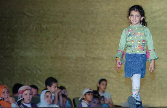 一名阿拉伯女孩在埃及首都开罗的国际会议中