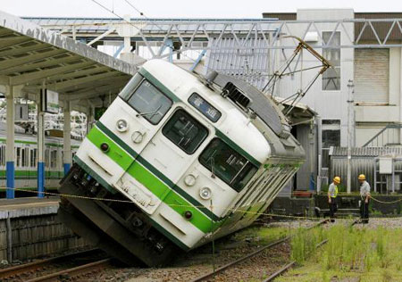 图文:日本新潟一列电车因地震而倾覆