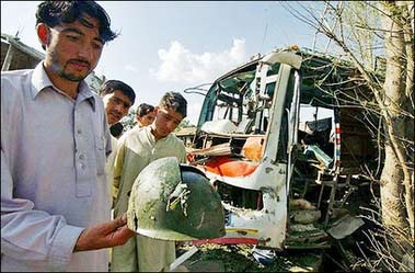 巴基斯坦治安部队连遭自杀炸弹攻击70人丧生
