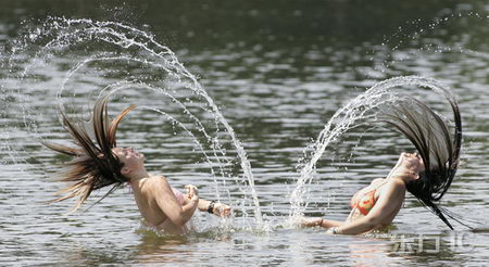 图文:两名德国人河中嬉水避暑