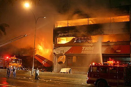 图文:消防车在现场灭火