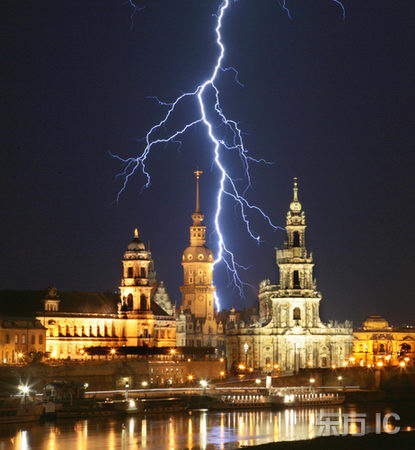 图文:德国 德累斯顿 市出现雷暴