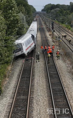 组图:德国火车出轨5人受伤