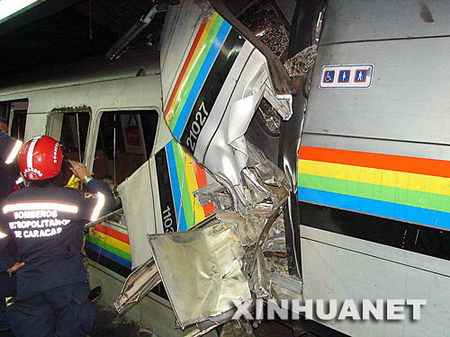 两列地铁列车在委内瑞拉首都加拉加斯西部一线地铁的苏克雷广场站
