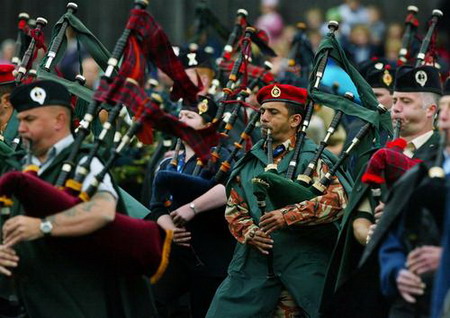 图文:军乐方队在演奏苏格兰风笛