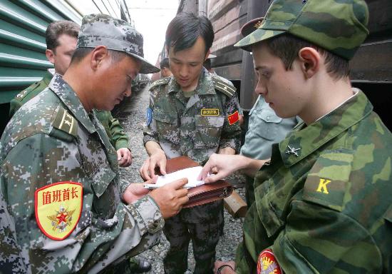 翻译:2月份通讯费、2月份加油费。如何翻译成