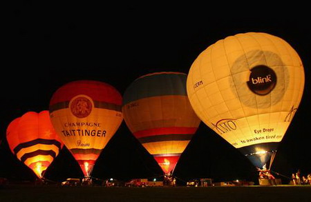 英国布里斯托尔国际热气球节开幕(组图)
