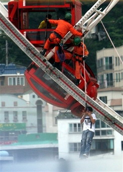 韩国5人被摩天轮从20米高空甩出死亡(组图)
