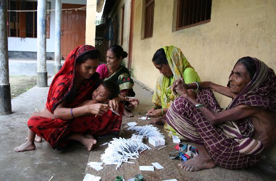 图文:孟加拉国洪灾灾区百姓生活艰难(5)