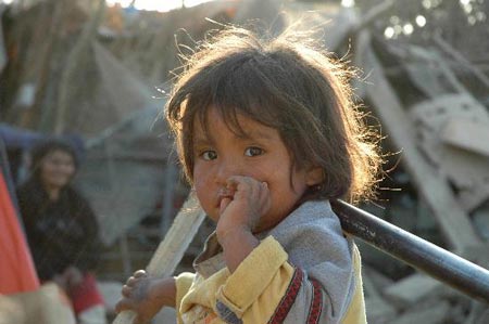 图文:一个小女孩站在废墟中