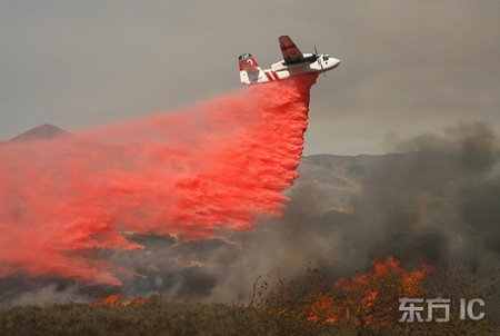 图文:一架消防飞机正在喷洒灭火制剂