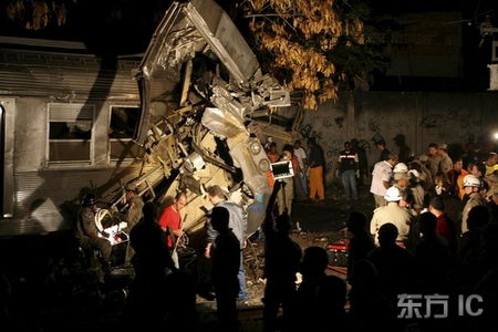 巴西火车相撞8人死亡111人受伤(组图)