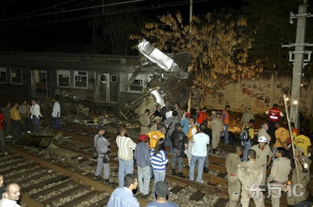 巴西火車相撞8人死亡111人受傷(組圖)