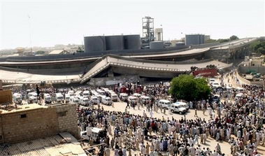 巴基斯坦桥梁坍塌6人死亡多人被困(组图)