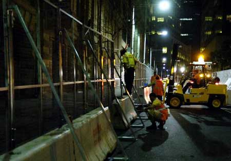 组图：工作人员在街道两边设置铁栅栏