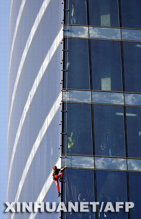 法国蜘蛛人登顶欧洲第一高楼后被捕(组图)_新