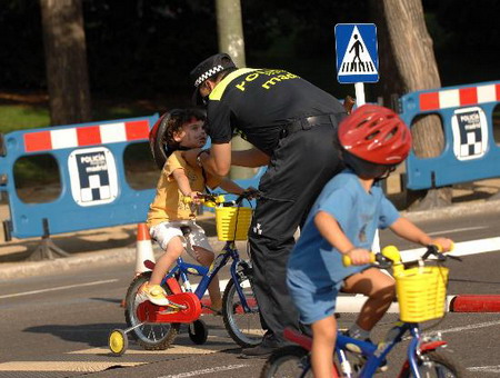 图文:交警帮小朋友戴好安全帽