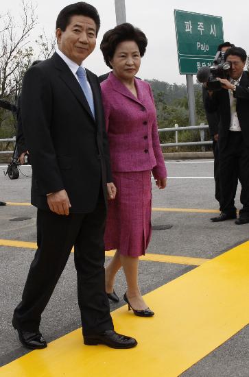 图文:韩国总统卢武铉携夫人在京义线公路上
