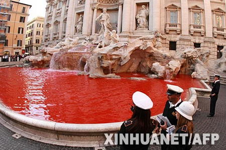 罗马男子为抗议电影节染红许愿泉(组图)