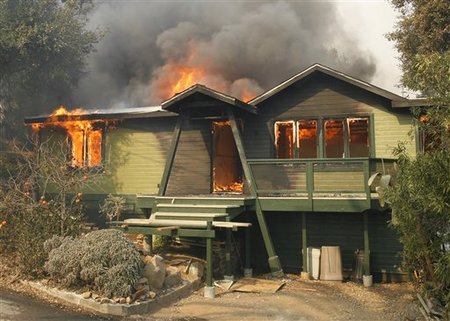美国南加州山火导致100万人紧急撤离