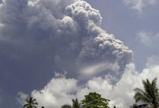 图文:印尼索普坦火山爆发
