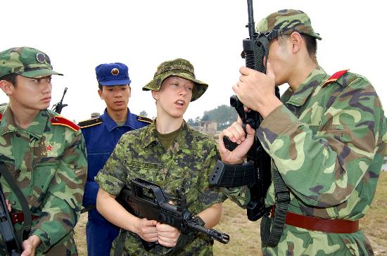 图文:我军在南京举办第二届国际军事院校学员