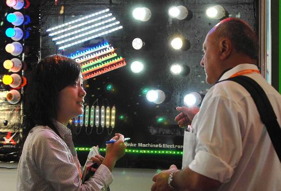 图文:[经济](1)香港国际灯饰展环保照明成亮点
