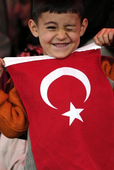 耳其首都安卡拉,一名小男孩拿着土耳其国旗观
