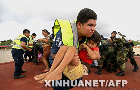 图文:海军士兵帮助一名孩子从屋顶上疏散