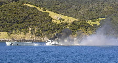 新西兰引爆退役军舰造水下景点(组图)