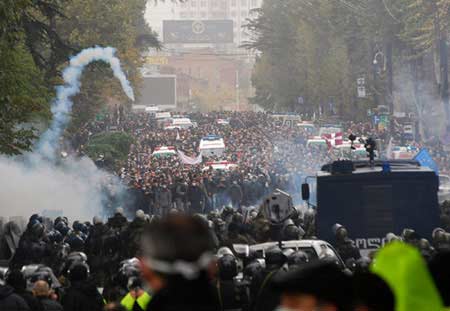 图文:警察驱散示威人群