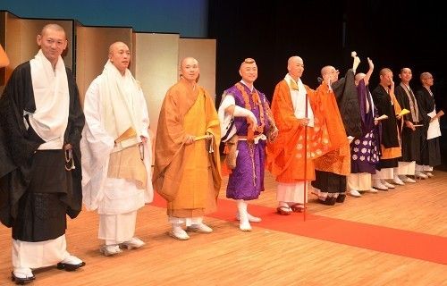 日本奈良举行"最美僧侣时装秀"(组图)[1]- 中国日报网