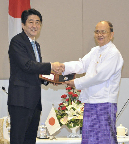 日本首相安倍晋三与缅甸总统吴登盛.