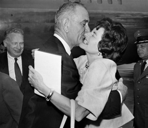 图为美国前总统林登·B·约翰逊(Lyndon B. Johnson)和“淑女鸟”约翰逊(Lyndon B. Johnson)。