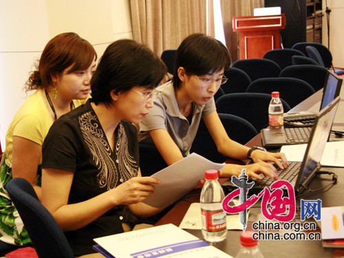 颜江瑛浏览中国网直播