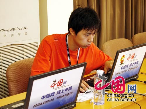 中国网工作人员调试好设备准备直播