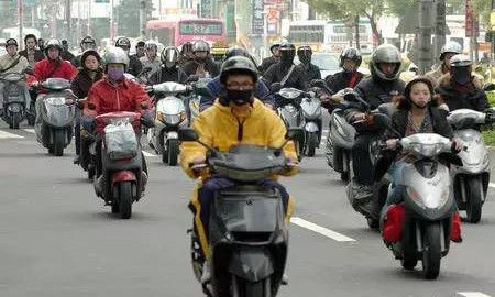 禁电动车,为什么不禁那些电动汽车!还美其. 来