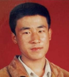 呼格吉勒图的父母,生养孩子用了18年,为孩子讨回清白又用了18年,还只是“有望重审”