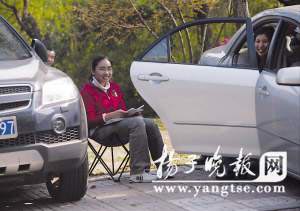 家长将车停靠考场外,准备板凳方便孩子休息。吴俊/摄 家长将车停靠考场外,准备板凳方便孩子休息。吴俊/摄