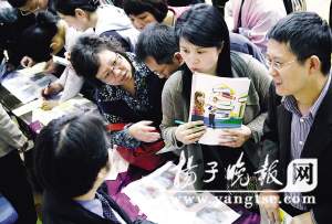 4月11日,考生家长在香港高校招生咨询会上咨询。 王新/摄 4月11日,考生家长在香港高校招生咨询会上咨询。 王新/摄