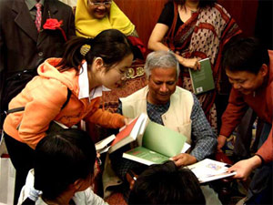 2006年诺贝尔奖得主尤努斯教授与经济学院学生交流 2006年诺贝尔奖得主尤努斯教授与经济学院学生交流