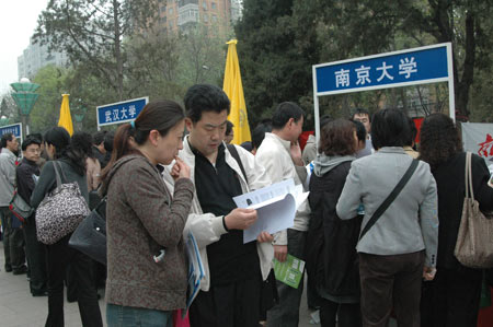 闫博宇毕业于北京市延庆一中,现为成都电子科技大学微电子专业学生。尽管离家较远,但是宜人的气候和地道的美食让她最终选择了到成都上大学。 闫博宇毕业于北京市延庆一中,现为成都电子科技大学微电子专业学生。尽管离家较远,但是宜人的气候和地道的美食让她最终选择了到成都上大学。