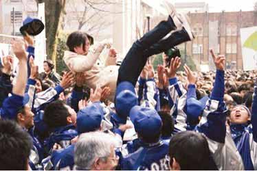 招生录取名单公布时,榜上有名的学生兴高采烈尽情庆祝。 招生录取名单公布时,榜上有名的学生兴高采烈尽情庆祝。