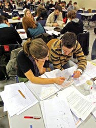 图为德国中学生为能进入热门的大学专业发奋学习 图为德国中学生为能进入热门的大学专业发奋学习