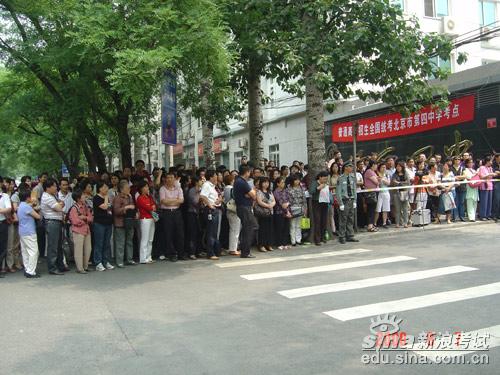 家长在校门外目送考生进考场 家长在校门外目送考生进考场