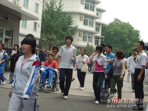 高考考生开始陆续进场 高考考生开始陆续进场