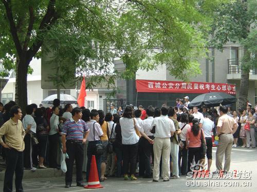 在考场外等候的家长们 在考场外等候的家长们